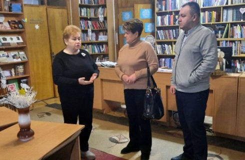 Галина Гайдук зустрілась з трудовим колективом Волинської обласної бібліотеки для юнацтва та вручила профспілкові нагороди